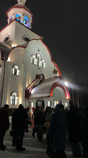 Сургутяне освящают куличи в городских храмах Сургутяне освящают куличи в городских храмах