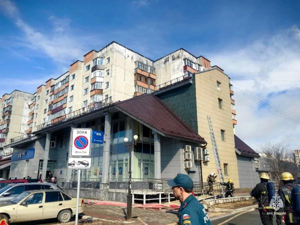 Огнеборцы МЧС Югры ликвидировали пожар в коммерческих помещениях в Сургуте