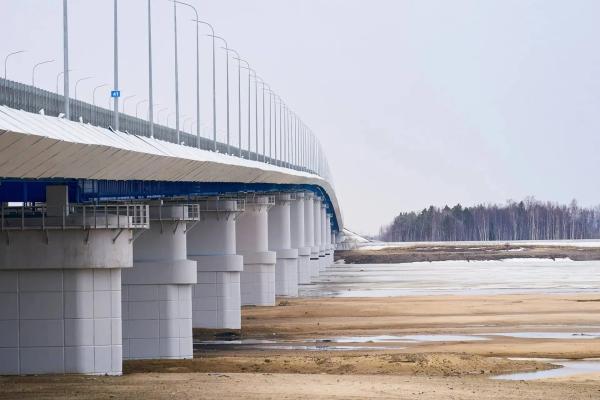 Заместитель руководителя Администрации Президента РФ Магомедсалам Магомедов и губернатор Югры Руслан Кухарук вместе с представителем генерального подрядчика &mdash; компанией &laquo;Мостострой-11&raquo;, осмотрели мостовой переход &laquo;Звезда...