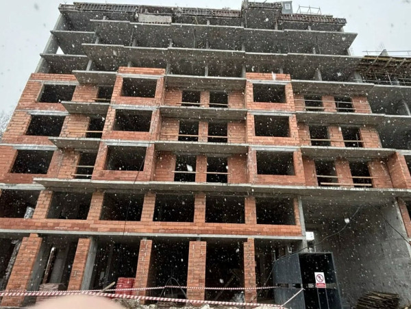 В Сургуте рабочий упал со строительных лесов и погиб В Сургуте рабочий упал со строительных лесов и погиб