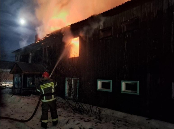 В Советском районе горел расселенный дом в поселке Зеленоборск В Советском районе горел расселенный дом в поселке Зеленоборск