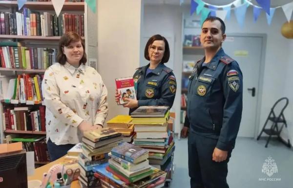 Сотрудники МЧС Югры передали в дар библиотеке Сургута полсотни книг