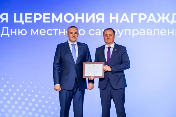 Глава Сургута Максим Слепов получил награду от губернатора Руслана Кухарука за развитие местного самоуправления