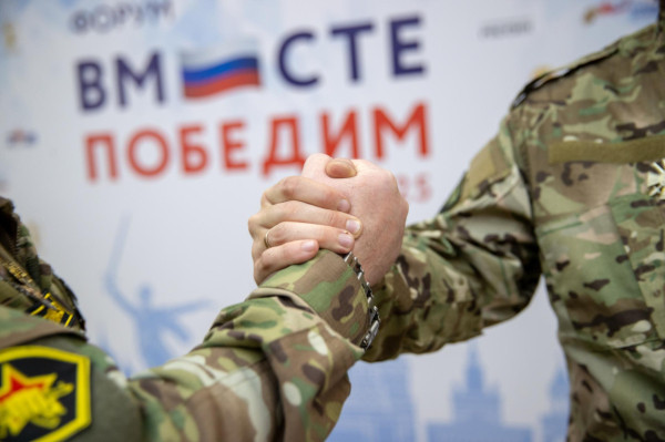 Работодателям Югры представили методичку по наставничеству для участников СВО