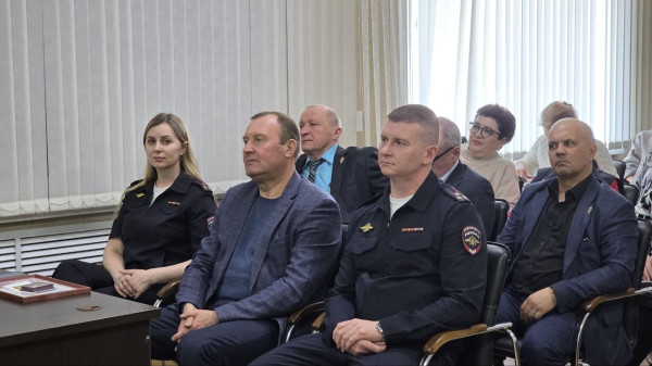 В Сургуте поздравили ветеранов органов внутренних дел и отметили их заслуги