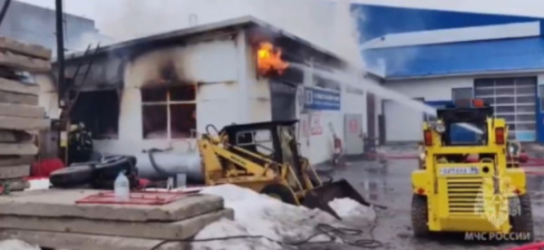 В Сургуте огнеборцы ликвидировали серьезный пожар на СТО В Сургуте огнеборцы ликвидировали серьезный пожар на СТО