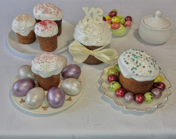 Сургутяне продолжают праздновать Пасху и делятся фотографиями праздничного стола