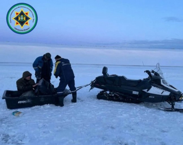 В ХМАО на реке снегоход провалился под лёд с двумя мужчинами