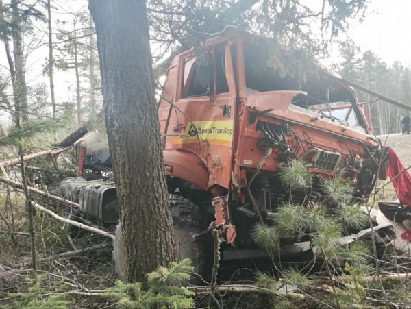 Вылетевший на встречную полосу КамАЗ врезался в фуру на трассе в ХМАО