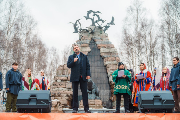 Вороний день в Ханты-Мансийске собрал тысячи гостей и подарил праздник первой семье коренных народов 2026 года