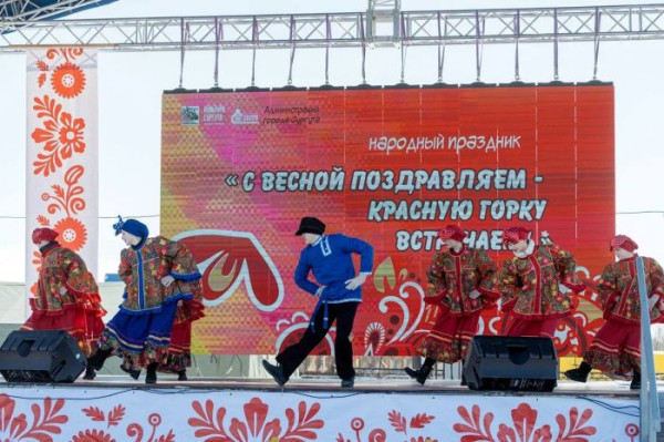 В Сургуте более 10 тысяч человек вышли встречать Красную горку