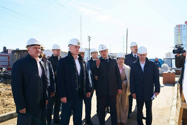 Губернатор ХМАО проверил строительство школы, сада и спорткомплекса в Нефтеюганске