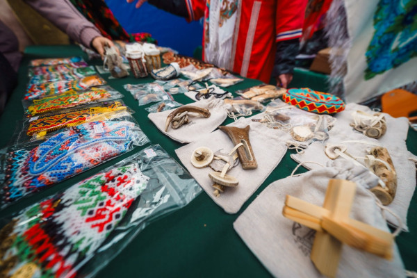 Вороний день в Ханты-Мансийске собрал тысячи гостей и подарил праздник первой семье коренных народов 2026 года