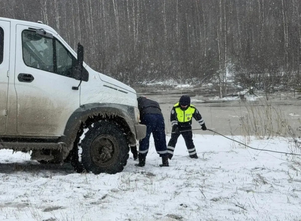 В Югре полиция и спасатели помогали автомобилистам в условиях аномальной погоды