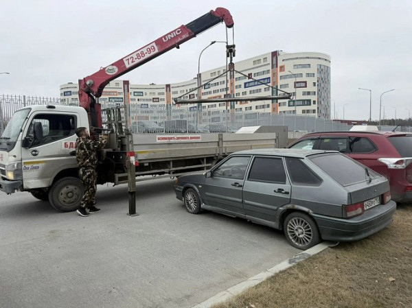 В центре Сургута эвакуируют брошенные авто у медучреждений