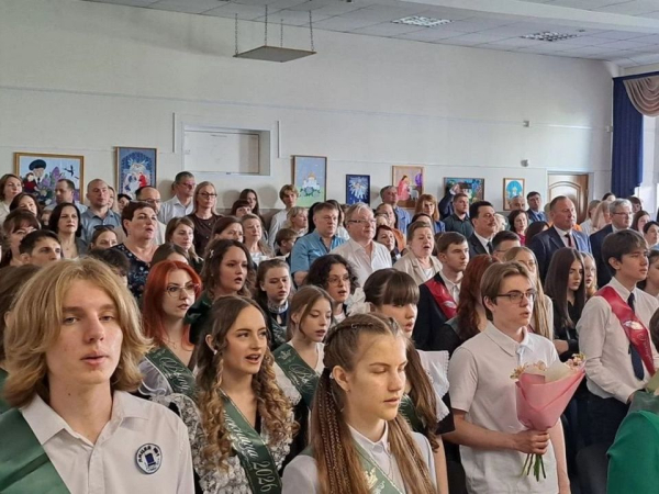 Депутат Думы Югры Александр Сальников поздравил выпускников Сургутского лицея №1 с окончанием учебного процесса