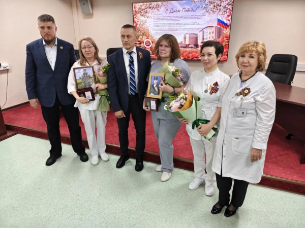 &laquo;Для нас они живы&raquo;: депутат Аксёнов вручил медали матерям погибших бойцов в сургутском кардиоцентре