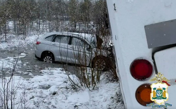 В лобовом столкновении автобуса и внедорожника под Когалымом погибли два человека 