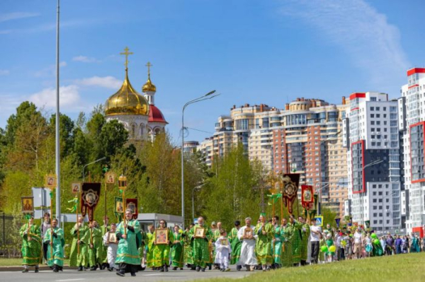 Тысячи сургутян прошли крестным ходом в День Святой Троицы