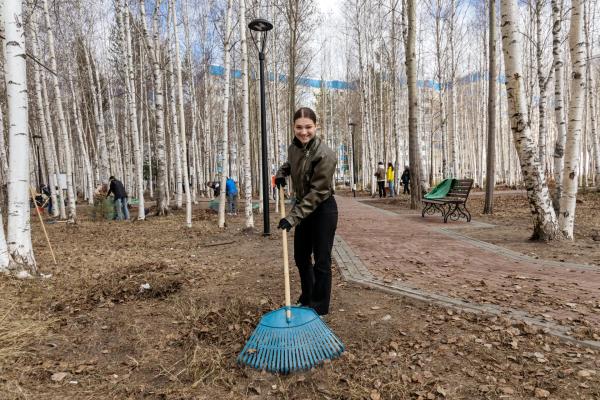 В Сургуте прошёл субботник в сквере, благоустроенном в рамках нацпроекта &laquo;Инфраструктура для жизни&raquo;