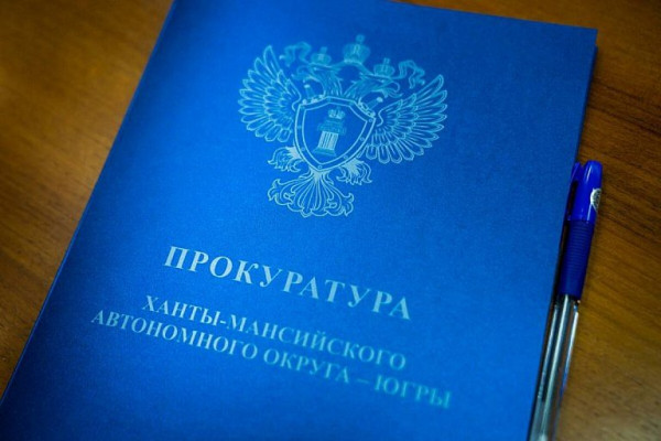 В ХМАО годовалый ребенок упал лицом на асфальт из-за ямы на тротуаре