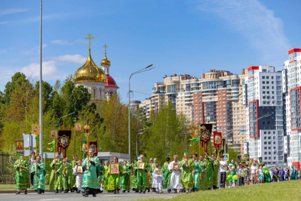 Более семи тысяч сургутян прошли Крестным ходом в честь праздника Святой Троицы