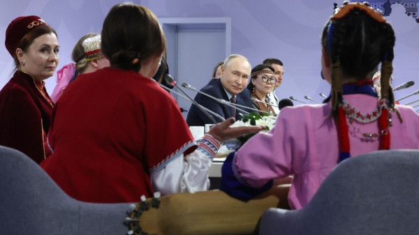 Как звучит &laquo;поющее дерево&raquo;, показала Владимиру Путину школьница из Югры