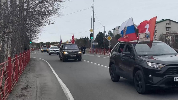 Десятки машин отправились в автопробег по населенным пунктам Сургутского района