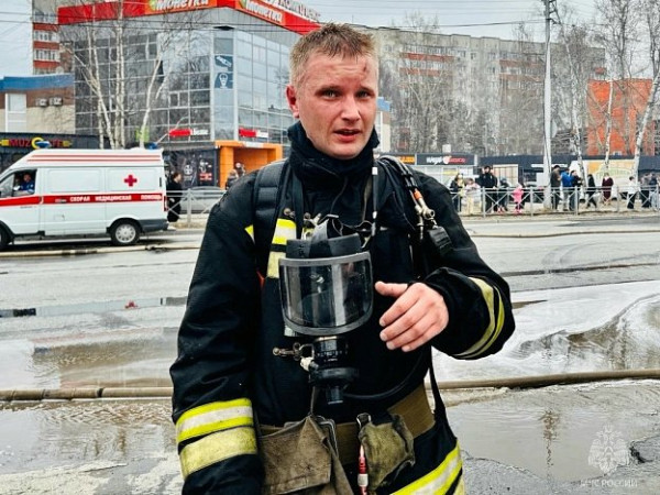 В Сургуте пожарные 4 часа боролись с огнем в горящем магазине на Мелик-Карамова