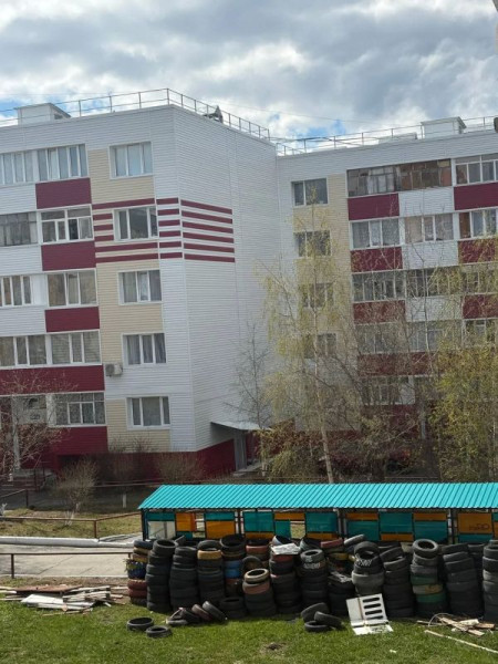 Сургутянин прислал фото свалки шин на одной из мусорных площадок города