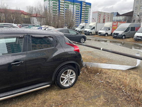 ​В Сургуте плохо закрепленные железные листы на крыше дома падают вниз от ветра