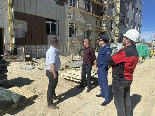 Прокурором Сургутского района Максимом Мавлютовым проконтролирован ход строительства поликлиники в г.п. Федоровский Прокурором Сургутского района Максимом Мавлютовым проконтролирован ход строительства поликлиники в г.п. Федоровский