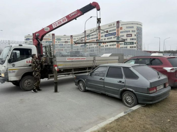 Власти Сургута вывозят брошенные машины со стоянки у перинатального центра