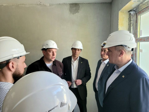 Губернатор Югры проверил ход работ на объектах Сургута