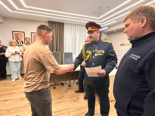 Сегодня я вместе со своим другом гвардии-сержантом, командиром медицинского взвода, ветераном СВО Алексеем Двуличанским вручил восемь медалей &laquo;За содействие СВО&raquo;, которые нам передали бойцы войсковой части 34491 (г. Макеевка)