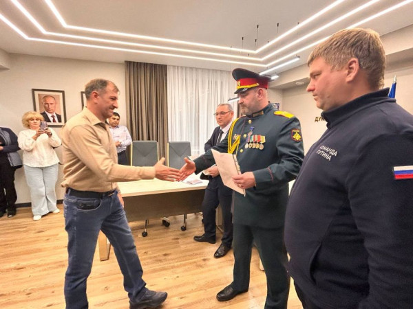 Сегодня я вместе со своим другом гвардии-сержантом, командиром медицинского взвода, ветераном СВО Алексеем Двуличанским вручил восемь медалей &laquo;За содействие СВО&raquo;, которые нам передали бойцы войсковой части 34491 (г. Макеевка)