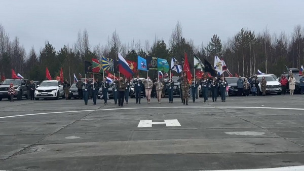 Десятки машин отправились в автопробег по населенным пунктам Сургутского района