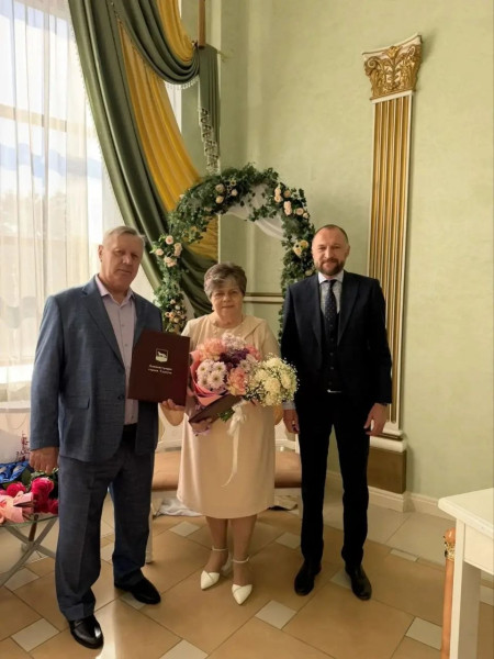 Депутат Денис Синенко пришел сегодня во Дворец торжеств, чтобы поздравить супругов Мигаль с золотым юбилеем свадьбы