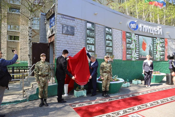 В Нижневартовске открыли мемориальную доску памяти военкора Ивана Зуева