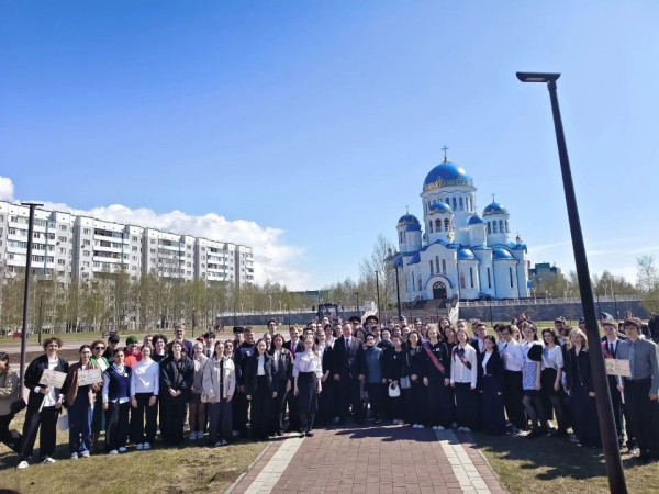 &laquo;Аллея выпускников&raquo;: ученики 11-х классов школ Сургута высадили яблони
