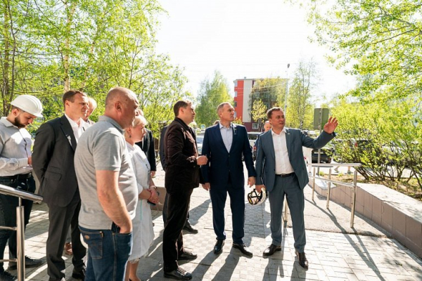 Руслан Кухарук посетил стройки медицинских и культурных учреждений Сургута