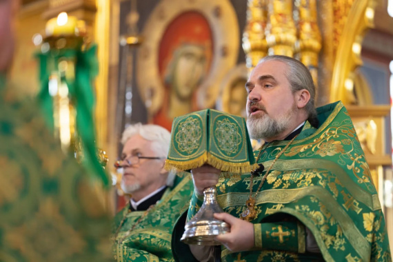 Тысячи сургутян прошли крестным ходом в День Святой Троицы