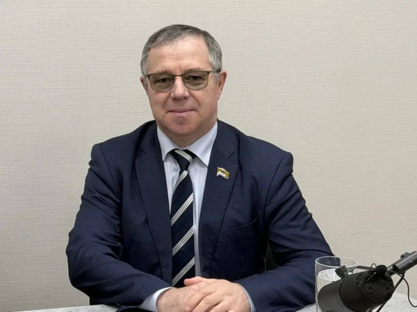 Айдар Явишев с журналистом "Дорожного радио" Эдуардом Иваницким обсуждали проблемы седьмого избирательного округа депутата