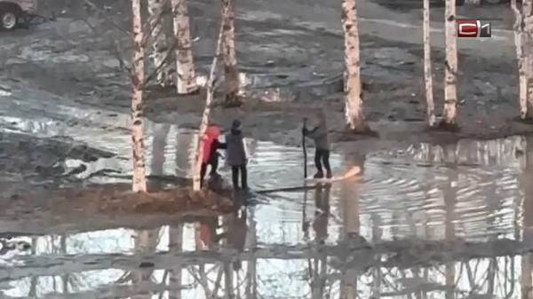 Что-то плот не плывет: как дети развлекаются в лужах Сургута
