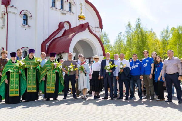 Более семи тысяч сургутян прошли Крестным ходом в честь праздника Святой Троицы