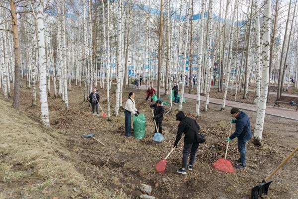 В Сургуте прошёл субботник в сквере, благоустроенном в рамках нацпроекта &laquo;Инфраструктура для жизни&raquo;