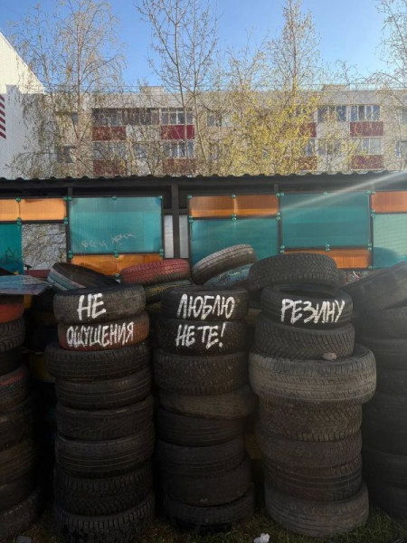 Сургутянин прислал фото свалки шин на одной из мусорных площадок города