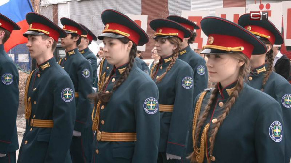 Сургутских ветеранов продолжают радовать концертами под окнами их домов