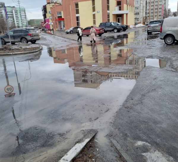 ​В Сургуте на улице Чехова после ремонта появились ямы и большие лужи