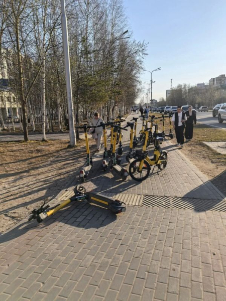 &laquo;Не оцепили, а перекрыли&raquo;: сургутяне продолжают делиться фото куч из брошенных самокатов на городских улицах